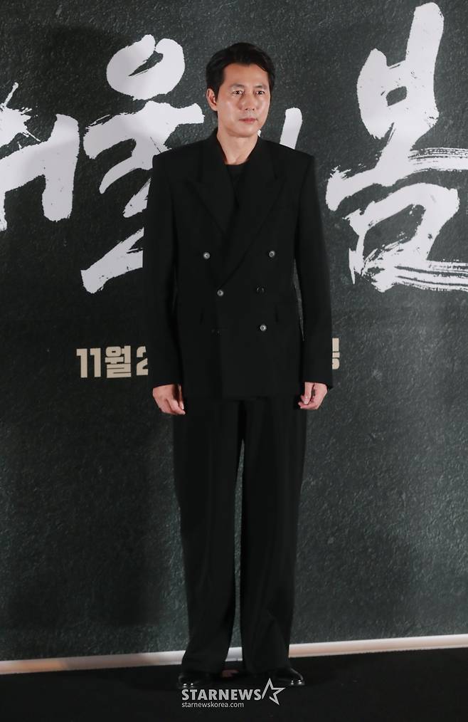 배우 정우성이 9일 오후 서울 강남구 메가박스 코엑스에서 진행된 영화 '서울의 봄'(감독 김성수) 언론시사회 및 기자간담회에 참석해 포즈를 취하고 있다. 1979년 12월 12일 수도 서울에서 일어난 신군부 세력의 반란을 막기 위한 일촉즉발의 9시간을 그린 영화 '서울의 봄'은 오는 22일 개봉한다. /2023.11.09 /사진=이동훈