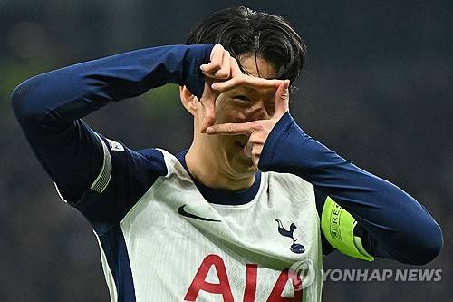 과거 토트넘 홋스퍼에서 손흥민을 지도하며 손흥민의 최고 기량을 이끌어냈던 세계적인 명장 출신 조세 무리뉴 감독이 손흥민과의 재회를 원한다는 주장이 나왔다. 손흥민이 이번 시즌을 끝으로 토트넘을 떠날 수도 있다는 가능성이 제기된 가운데 현재 페네르바체를 지휘하는 무리뉴 감독이 손흥민을 영입하길 원한다는 보도가 등장한 것이다. 사진 연합뉴스