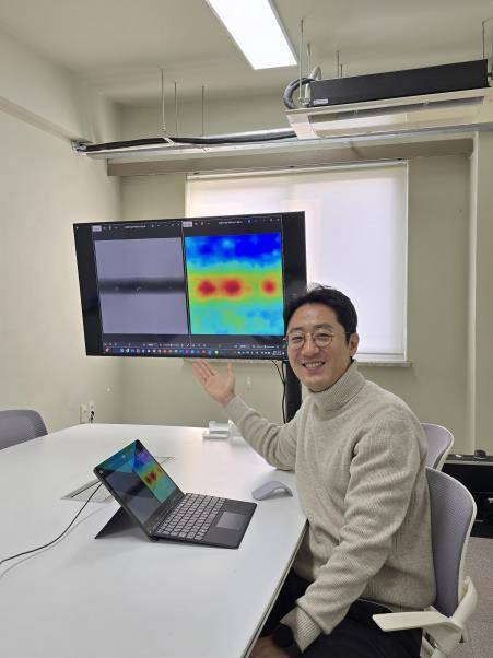 시제품을 배경으로 포즈를 취한 이수동 대표 [두브 제공. 재판매 및 DB 금지]