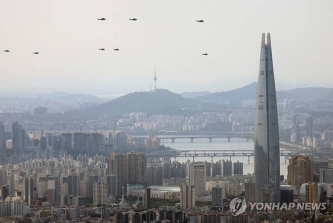 롯데월드타워 상공 지나치는 육군 헬기편대 (서울=연합뉴스) 김성민 기자 = 국군의 날을 한달여 앞둔 3일 오후 서울 송파구 롯데월드타워 인근 상공에서 육군 헬기 편대가 선회 비행 예행연습을 하고 있다. 2024.9.3 ksm7976@yna.co.kr