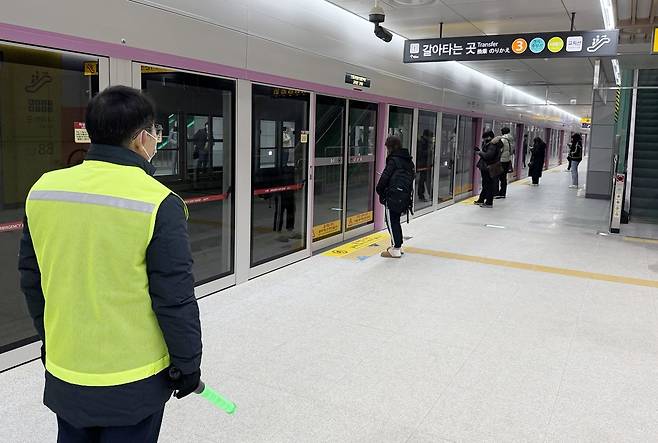 대곡역에서 안내하는 자원봉사자 [촬영 노승혁 기자]