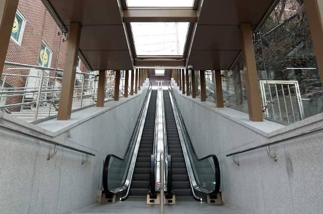 신설된 도로 에스컬레이터 [성남시 제공. 재판매 및 DB 금지]