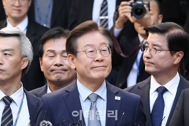 이재명 더불어민주당 대표가 지난달 15일 오후 서울 서초구 서울중앙지방법원에서 열린 ‘故김문기·백현동 허위 발언’ 공직선거법 위반 혐의 1심 선고 공판을 마치고 법정을 나온뒤 질문에 답하고 있다.이날 서울중앙지법 형사합의34부(부장판사 한성진)는 이 대표에 대한 선고기일을 열고 징역 1년에 집행유예 2년을 선고했다. (사진=이데일리 이영훈 기자)