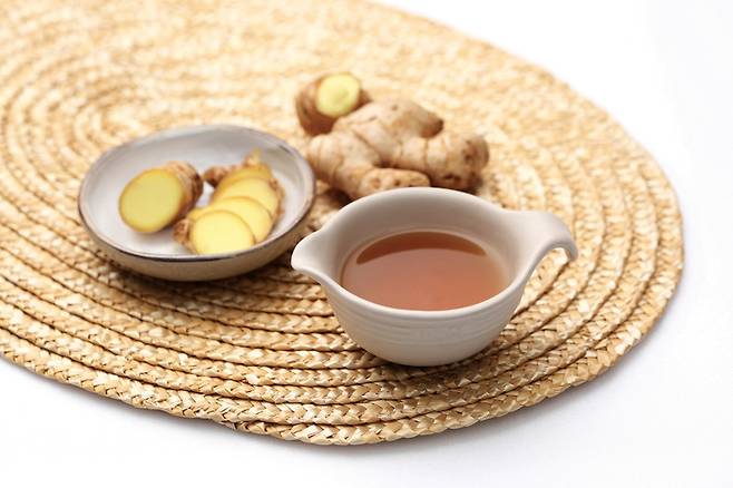 복부 팽만감이 느껴질 때 따뜻한 생강차 한 잔을 마시면 도움이 된다. [사진= 게티이미지뱅크]