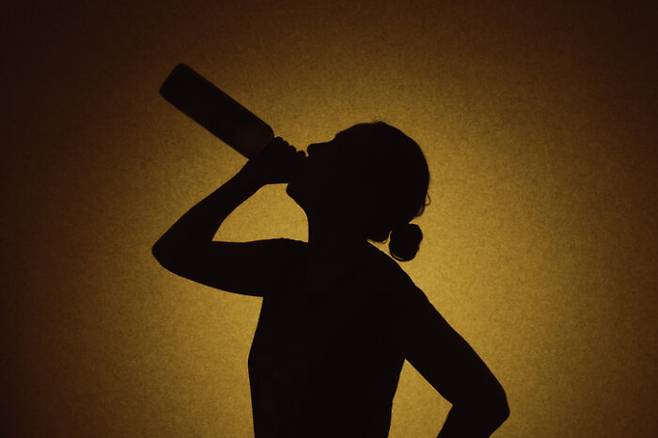 여성호르몬 에스트로겐 탓에, 여성이 남성보다 폭음과 과음에 더 취약하다는 연구 결과가 나왔다. 에스트로겐 억제제로 이 문제를 쉽게 해결할 수 있을까? [사진=게티이미지뱅크]