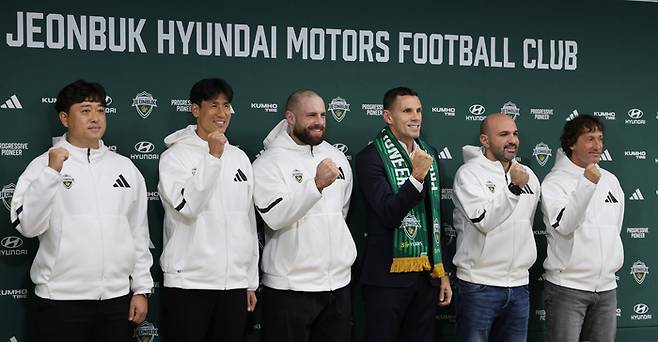 거스 포옛 (가운데) 감독과 코칭스태프가 30일 전주월드컵경기장에서 열린 취임 기자회견에서 기념촬영하고 있다. 사진 | 전주=연합뉴스