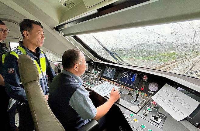 동해 중부선 완전개통을 앞두고 코레일 관계자들이 시운전을 통해 안전 점검을 하고 있다.  사진 | 코레일