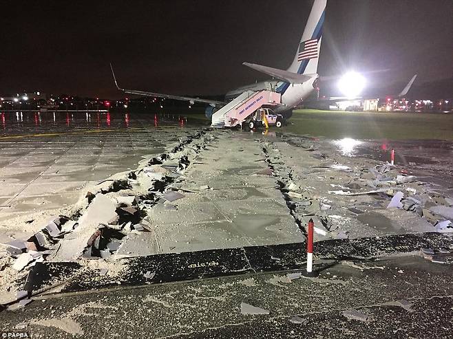 2016년 10월 27일 미 이스턴 항공 3452편이 뉴욕 라과디아 공황 활주로에서 이탈한 모습. 이마스(EMAS·항공기 이탈방지 시스템)이 설치된 덕에 활주로 이탈 후 약 50m 지난 지점에서 비행기가 멈출 수 있었다. /X(옛 트위터)