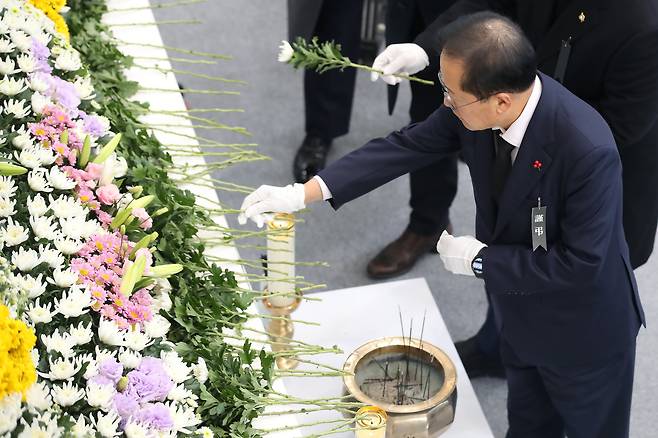 홍준표 대구시장이 31일 오후 대구 달서구 두류공원 안병근올림픽기념유도관에 마련된 '제주항공 여객기 사고 희생자 합동분향소'를 찾아 헌화하고 있다./뉴스1