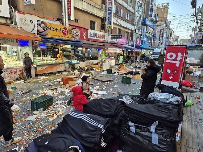 31일 오후 4시 18분쯤 서울 양천구 목동깨비시장 안 골목으로 차량 1대가 돌진하는 사고가 발생했다./독자 제공