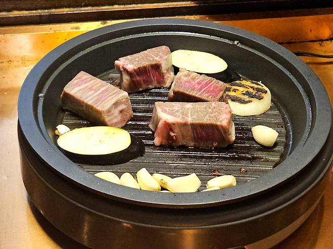 20241229_181912.jpg <도쿄외노자> 일본 장모님댁에서 먹은 와규 스테이크.jpg