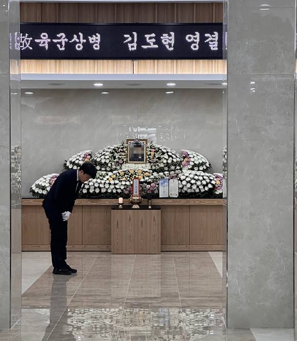 이준석 개혁신당 의원이 31일 경기 성남시 국군수도병원에서 진행된 고(故) 김도현 일병 영결식에 참석했다. [사진=이준석 국회의원실]