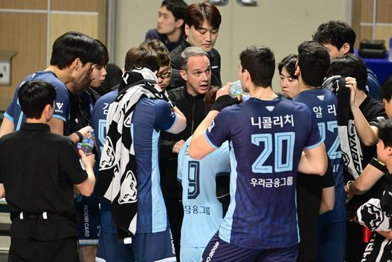 31일 서울 장충체육관에서 열린 한국전력과의 경기에서 작전을 지시하는 마우리시오 파에스 우리카드 감독. 사진 한국배구연맹