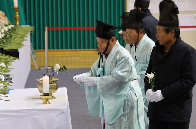 ▲ 31일 오전 전남 무안군 무안스포츠파크에 마련된 제주항공 여객기 사고 합동분향소를 찾은 한 시민들이 헌화하고 있다. 연합뉴스