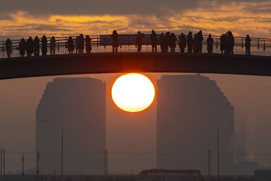Sunrise at Seonyudo Park in Yeongdeungpo District, western Seoul, on Jan. 1, 2024. [YONHAP]