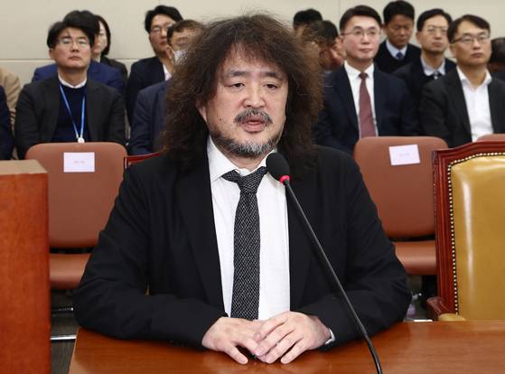 Left-wing YouTuber Kim Ou-joon testifies that he was targeted by President Yoon Suk Yeol's special forces deployed after the martial law declaration at the National Assembly complex in Yeouido, western Seoul, on Dec. 13. [NEWS1]