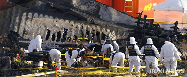 제주항공 여객기 참사 사흘째인 31일 전남 무안국제공항 사고 현장에서 경찰 과학수사 요원들이 현장감식을 하고 있다.