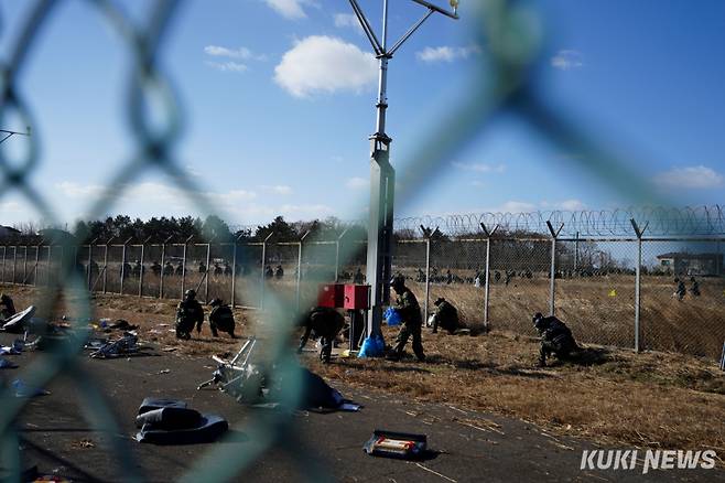제주항공 여객기 참사 사흘째인 31일 전남 무안국제공항 사고 현장에서 특수전사령부 전문재난구조부대 대원들이 수색을 하고 있다.
