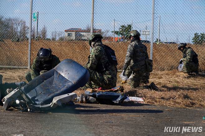 제주항공 여객기 참사 사흘째인 31일 전남 무안국제공항 사고 현장에서 특수전사령부 전문재난구조부대 대원들이 수색을 하고 있다.