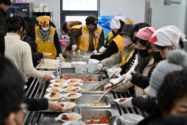 제주항공 여객기 참사가 발생한 전남 무안국제공항에서 30일 대한적십자사 광주전남지사 자원봉사자들이 배식 봉사를 하고 있다. 무안공항에는 곳곳에서 따스한 손길들이 이어지며 유가족들의 슬픔을 달래주고 있다. 뉴시스