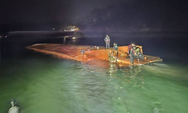 바다환경 정비사업체 소속 83t급 차도선이 30일 충남 서산시 팔봉면 고파도 인근 해상에 뒤집혀있다. 태안해경 제공