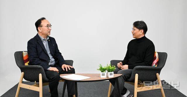 장동민(왼쪽) 백석대 교수와 최윤식 아시아미래연구소 소장이 지난 24일 여의도 국민일보 스튜디오에서 '2025년 한국교회'를 주제로 대담을 나눴다. 신석현 포토그래퍼