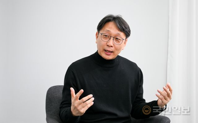 최윤식 아시아미래연구소 소장이 지난 24일 서울 여의도 국민일보 스튜디오에서 '2025 한국교회'를 주제로 대담에 나섰다. 신석현 포토그래퍼