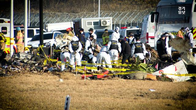 30일 오후 무안국제공항 제주항공 여객기 사고 현장에서 소방대원 등이 수색작업을 펼치고 있다. 민경찬·김종연PD