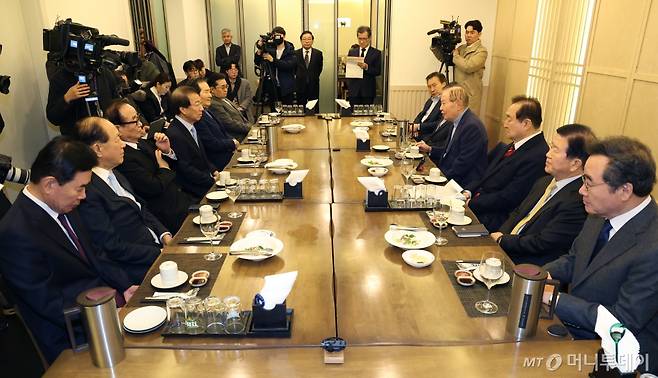 김원기 전 국회의장이 31일 서울 영등포구 여의도 한 식당에서 전직 국회의원 모임인 대한민국헌정회 주최로 열린 전 국회의장·국무총리·정당 대표 초청 긴급 간담회에서 발언을 하고 있다. 2024.12.31/뉴스1  Copyright (C) 뉴스1. All rights reserved. 무단 전재 및 재배포,  AI학습 이용 금지.