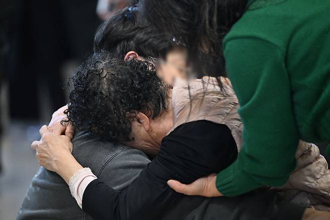 지난 29일 전남 무안국제공항에서 179명이 사망하고 2명이 다친 제주항공 여객기 참사 이후 부산 가덕도신공항이 다시 주목받고 있다. 사진은 참사 유가족 모습. /사진=뉴스1