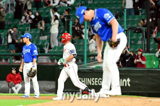 2024년 5월 16일 인천 SSG랜더스필드에서 진행된 '2024 신한 SOL 뱅크 KBO 리그' 삼성-SSG의 경기. SSG 하재훈(가운데)이 9회말 삼성 오승환(오른쪽)을 상대로 솔로 홈런을 때린 뒤 그라운드를 돌고 있다. /마이데일리 DB