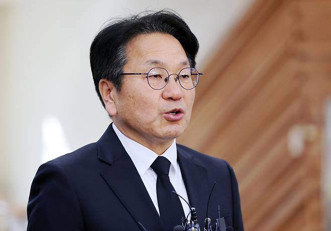 ‘제주항공 여객기 참사’ 희생자의 빈소가 마련된 31일 낮 광주 서구 한 장례식장에서 강기정 시장이 조문한 뒤 브리핑을 하고 있다. <연합뉴스>