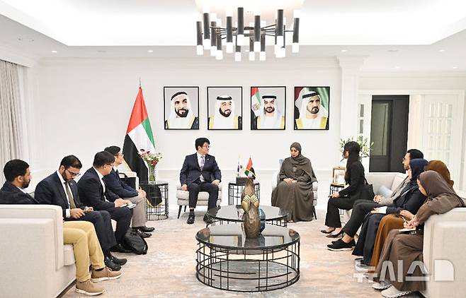 [세종=뉴시스]권재한 농촌진흥청장이 지난 18일 주한아랍에미리트연합 대사관저에서 암나 빈트 압둘라 알 다하크 기후변화환경부 장관과의 면담을 갖고 양국간 농업기술 협력 강화 방안에 대해 논의했다.(사진=농진청 제공)