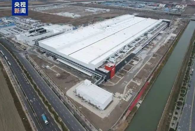 [서울=뉴시스] 테슬라 상하이 메가팩 배터리 공장.(출처: CCTV) 2024.12.31.   *재판매 및 DB 금지