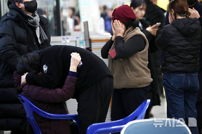 [무안=뉴시스] 이영주 기자 = 무안공항 제주항공 여객기 참사 이튿날인 30일 오전 전남 무안국제공항 대합실에서 유가족들이 슬픔에 잠겨 있다.(공동취재) 2024.12.30. photo@newsis.com