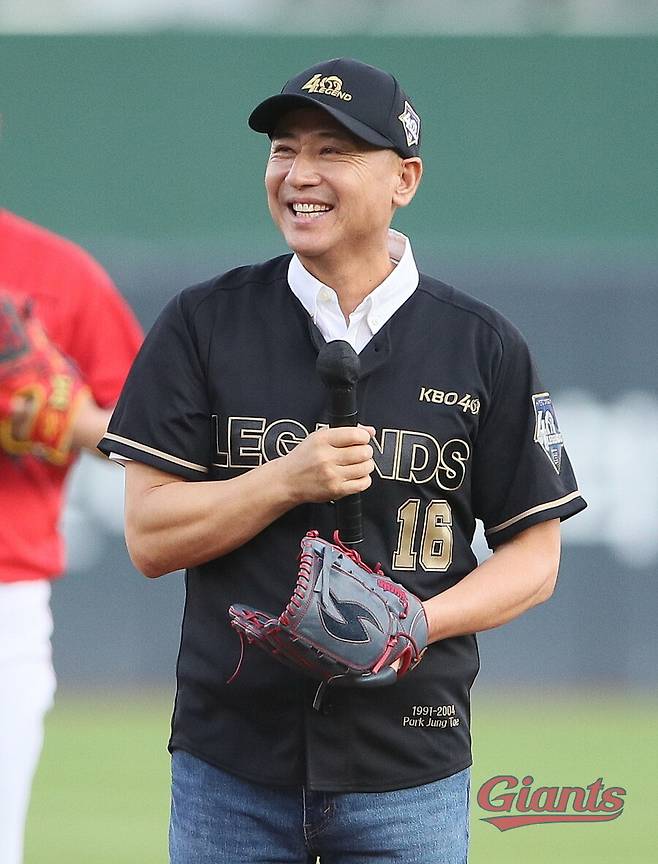 ▲ 박정태 SSG 퓨처스 감독은 롯데에서만 뛴 \'원클럽맨\'이다. 2004년을 끝으로 선수 생활을 접은 박정태 감독은 통산 1167경기 타율 .296 1141안타 85홈런 639타점 22도루를 기록했으며 KBO가 지난 2022년에 선정한 레전드 40인에 선정되는 영광을 안기도 했다. ⓒ롯데 자이언츠