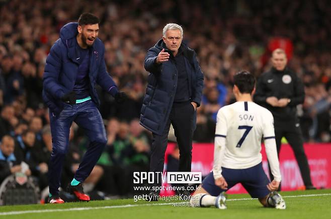 ▲ 토트넘이 손흥민을 붙잡아야한다는 영국 현지 주장도 여전하다. 토트넘의 유명 팟캐스트 릴리화이트 로즈의 진행자이자 토트넘 내부 소식통으로 알려진 존 웬햄은 ‘토트넘홋스퍼뉴스’와 독점 인터뷰에서 “손흥민 장기 재계약이 왜 안 되는지 정말 모르겠다”며 공개적으로 불만을 드러냈다.