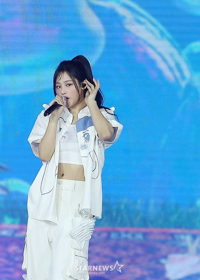 뉴진스 민지 '무대 위 행복한 곰아지'[AAA 스페셜 포토]