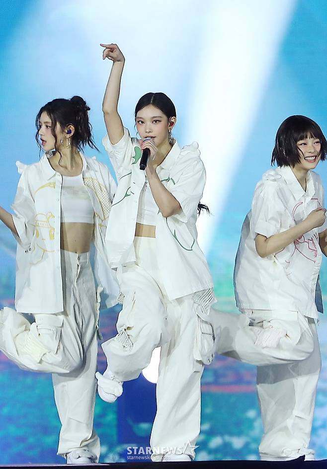 뉴진스 해린 '태국서도 빛나는 냥이 미모'[AAA 스페셜 무대]