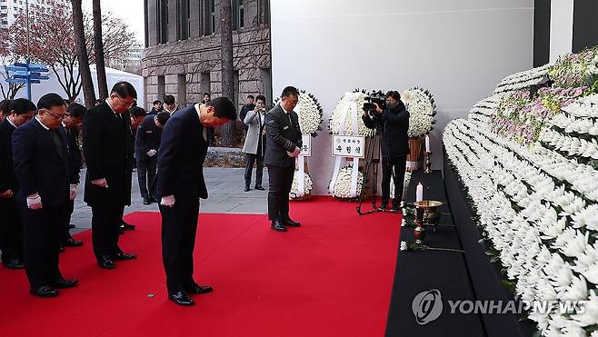 희생자 추모하는 오세훈 시장 (서울=연합뉴스) 김도훈 기자 = 오세훈 서울시장과 서울시 공무원들이 31일 오전 서울시청 본관 앞에 마련된 제주항공 여객기 희생자 합동분향소에서 헌화와 분향을 마친 뒤 묵념하고 있다. 2024.12.31 superdoo82@yna.co.kr