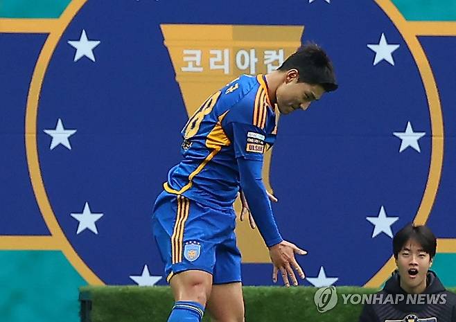 울산의 별 주민규 (서울=연합뉴스) 김도훈 기자 = 30일 오후 서울월드컵경기장에서 열린 2024 하나은행 코리아컵 포항 스틸러스와 울산HD의 결승전. 울산 주민규가 선취골을 넣고 세리머니를 하고 있다. 2024.11.30 superdoo82@yna.co.kr