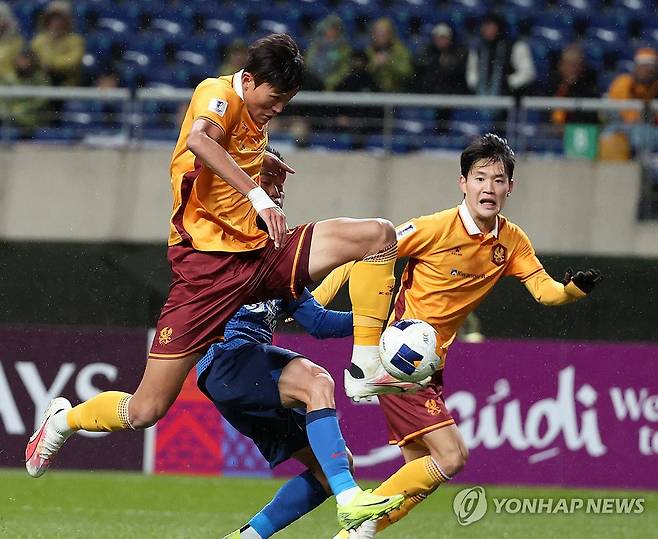 슛하는 허율 (광주=연합뉴스) 조남수 기자 = 27일 광주월드컵경기장에서 열린 아시아축구연맹(AFC) 챔피언스리그엘리트(ACLE) 스테이지 5차전 광주FC와 상하이 선화의 경기. 광주 허율이 슛을 시도하고 있다. 2024.11.27 iso64@yna.co.kr