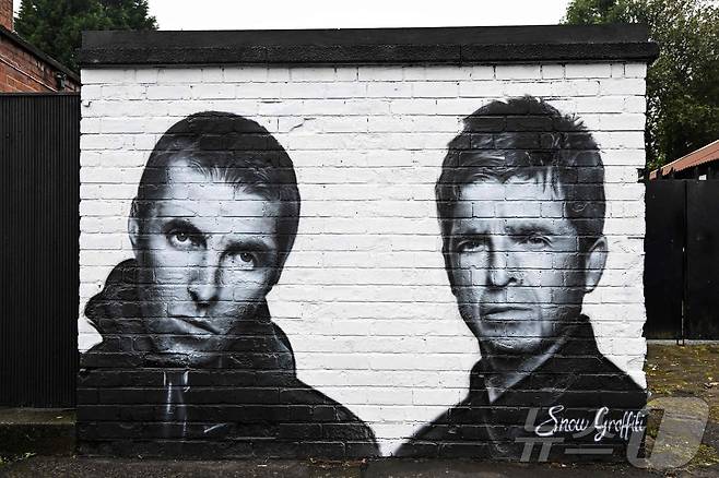영국 화이트필드의 한 벽에 전설의 밴드 오아시스 멤버 리암 갤러거(좌)와 노엘 갤러거(우)가 그려져 있다. 2024.09.02/ ⓒ AFP=뉴스1 ⓒ News1 권진영 기자