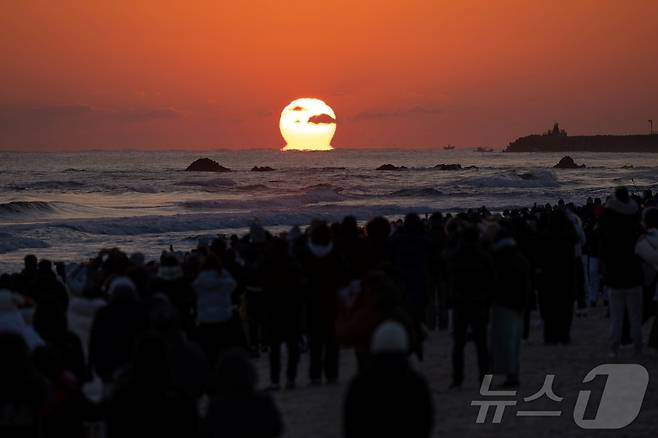 1일 오전 강원 동해 망상해변 앞 바다에 붉은 해가 떠오르고 있다.(동해시 제공)/뉴스1 ⓒ News1 윤왕근 기자