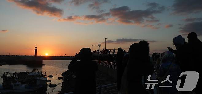 2025년 을사년(乙巳年) 새해 첫날인 1일 전북자치도 군산시 비응항에서 새해 첫 해가 떠오르고 있다. 2025.1.1/뉴스1 ⓒ News1 유경석 기자