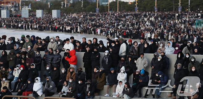 2025년 을사년(乙巳年) 새해 첫날인 1일 오전 부산 해운대해수욕장에서 시민들이 새해 첫 해돋이를 기다리고 있다. 2025.1.1/뉴스1 ⓒ News1 윤일지 기자