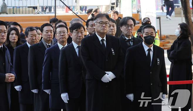 정진석 대통령 비서실장을 비롯한 대통령실 관계자들이 31일 오전 서울시청 본관 앞에 마련된 제주항공 여객기 희생자 합동분향소를 찾아 헌화를 하기 위해 이동하고 있다. (공동취재) 2024.12.31/뉴스1 ⓒ News1 이동해 기자