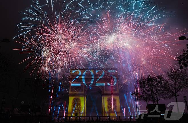 2025년 을사년(乙巳年) 새해 첫날인 1일(현지시간) 프랑스 파리 개선문에서 새해맞이 카운트다운과 함께 화려한 불꽃놀이가 펼쳐지고 있다. 2025.1.1/뉴스1 ⓒ News1 이준성 기자