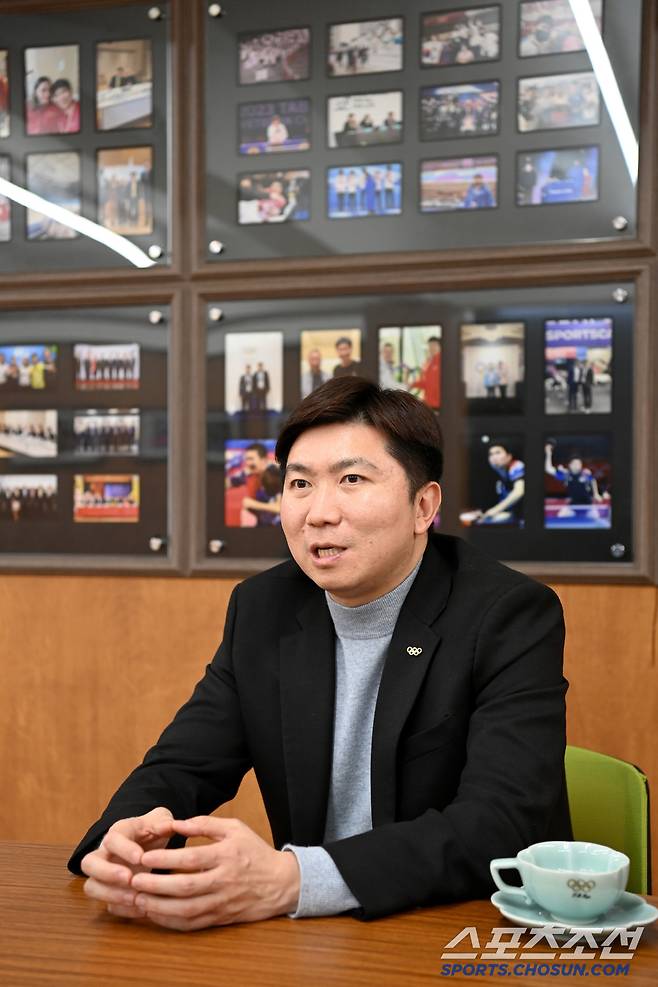 유승민 전 대한탁구협회장이 서울 서초구 개인사무실에서 진행된 스포츠조선과 인터뷰를 갖고 있다. 허상욱 기자 wook@sportschosun.com/2024.12.11/