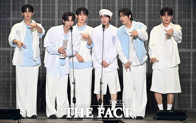 TWS는 2024년 1월 데뷔 후 앨범 누적 판매량 160만 장 돌파, 데뷔곡 '첫 만남은 계획대로 되지 않아'의 메가 히트 그리고 각종 음악 시상식 신인상 석권까지 찬란한 1년을 보냈다. 사진은 지난해 9월 열린 '2024 더팩트 뮤직 어워즈'에서 수상하는 모습. /박헌우 기자